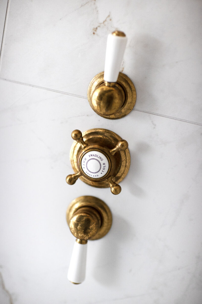 Without Plate / Living Brass / White Ceramic